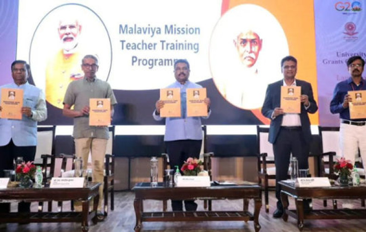 Dharmendra Pradhan launching the Malaviya Mission teacher training program.