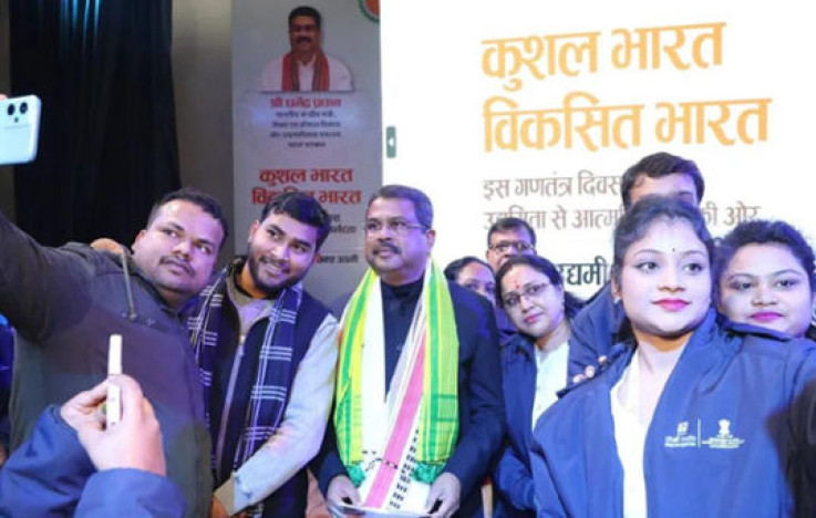 Dharmendra Pradhan Engages with 100+ Entrepreneurs Trained
