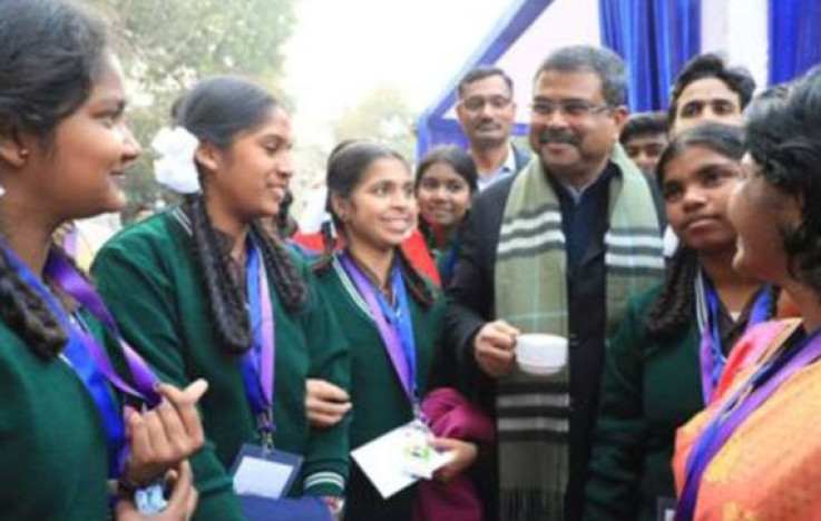 Dharmendra Pradhan interacts with participants of Pariksha Pe Charcha