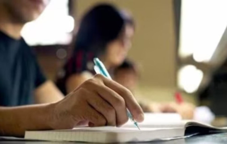 Students taking the CUET-UG exam in a hybrid format.